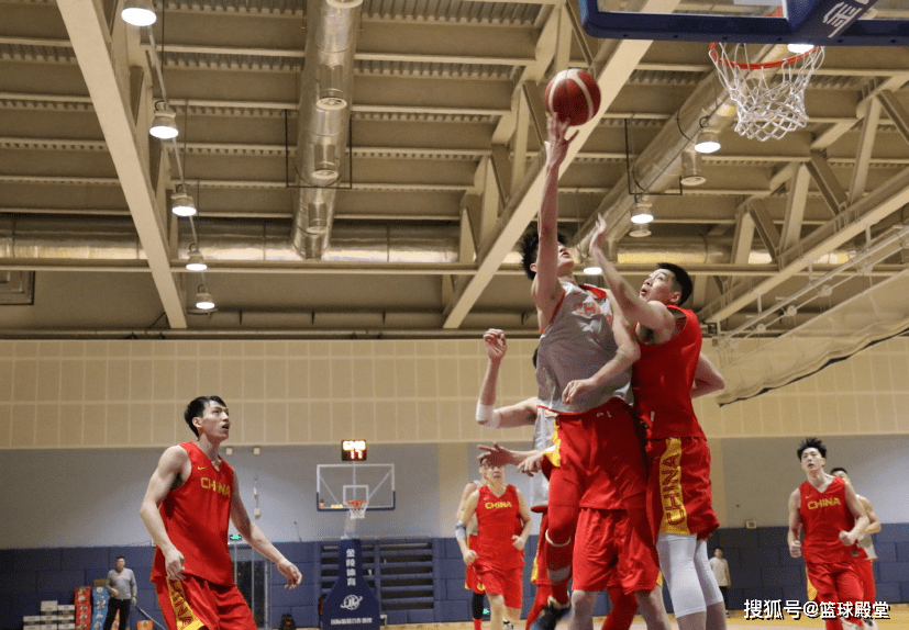 夏洛特黄蜂发布备战花絮,窗口期官宣签约,法国杯任务艰巨,医务组通报恢复(黄蜂布里奇斯潜力) 夏洛特黄蜂发布备战花絮,窗口期官宣签约,法国杯任务艰巨,医务组通报恢复(黄蜂布里奇斯潜力)